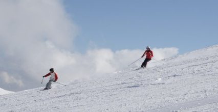 Ski og strandkjoler: Hvordan kombinere to ulike aktiviteter i sommer